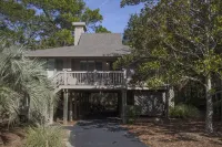 3 Br New Featured Renovation! Resort Privileges (pool, etc), very close to Ocean