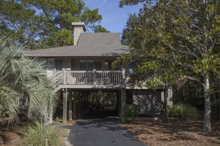 3 Br New Featured Renovation! Resort Privileges (pool, etc), very close to Ocean