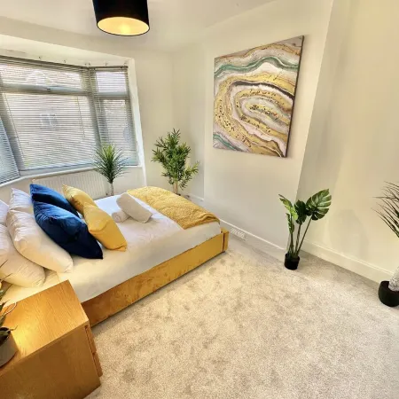 Large Four Bedroom - With Hot Tub and Parking - Sleeps 8