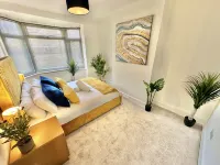 Large Four Bedroom - With Hot Tub and Parking - Sleeps 8