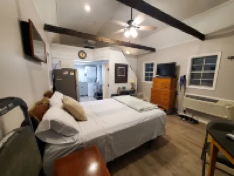 Pet friendly cottage on 17 acre Lake front property with dock and kayak access Hotels in Pikeville