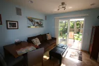 2-blocks to Moonlight Beach, Private Yard, AC,  bikes, Over 200 5-star reveiws