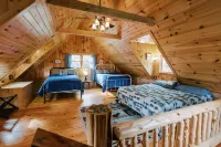 VALKYRIE Secluded Romantic River Cabin River and Mountain Views Log/Stone Cabin