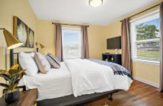 Charming 3-bedroom house with 5 beds, deck, fire pit, and BBQ, minutes from NRG