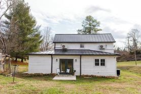 Historic Train House: Spa shower, gas fireplace, disc golf