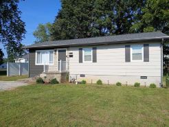 HOME AWAY - Newly Updated 3-BR house with WiFi and AC in the heart of Beaver Dam