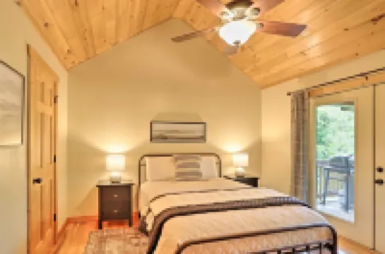 Cozy Cabin at a Mountain Resort 4 Mi to Downtown!