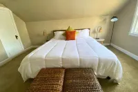 Bungalow style house, 10 min to downtown Cincy and 5 min to hiking trails! Hotels in Ludlow