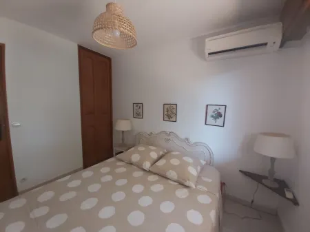 Villa des Cyprès Property Magnificent Secure and Peaceful Private Parking Lot Отели в г. Борм-Ле-Мимоза