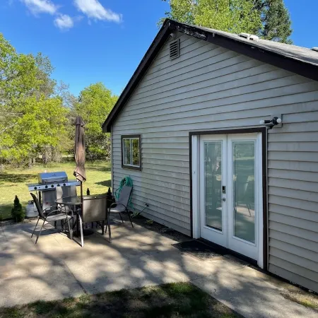 Remodeled Cottage close to ATV/Snowmobile Trails, and Ausable River