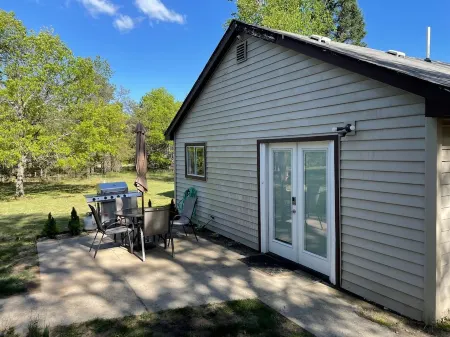 Remodeled Cottage close to ATV/Snowmobile Trails, and Ausable River