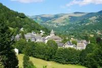 Small Auvergne house in mountain hamlet Các khách sạn ở Cantal