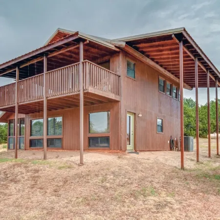 Mata'Zamo Cliffside Cabin, 1000 Acres Hiking Trails, Farm Animals, Family Fun!
