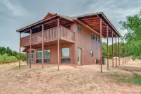 Mata'Zamo Cowboy Pool Cliffside Cabin, 900 Acres w/Trails, Farm Animals, Hiking