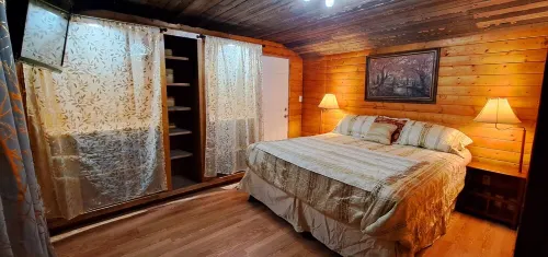 Holly's Hideaway, Cabin in the Woods