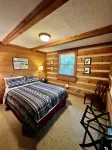Log Cabin, Hot Tub and HUGE Mountain Views!