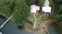 Lake Front w/ Sunset Views, Screened-in Porch / 1x Boat Slip / 2x Kayaks - Homestays