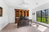 Luxury retreat in prime location close to entertainment, restaurants & shopping