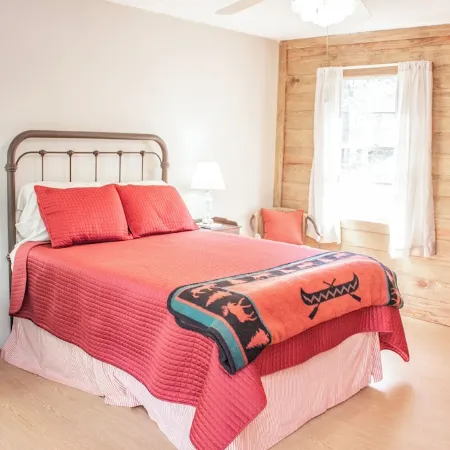 Leaning Pines Lodge, Sleeps 10, Double Cabins in the woods, 30 min to Round Top