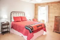 Leaning Pines Lodge, Sleeps 10, Double Cabins in the woods, 30 min to Round Top