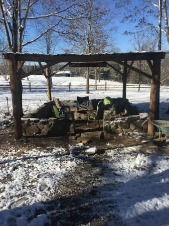 2 bedroom 1 bath cabin with privacy, 1 mile from main highway