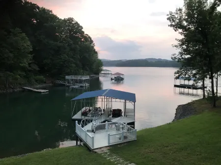 Lake Life-Lake Front-Hot Tub Отели рядом с достопримечательностью «Campsite No 70»