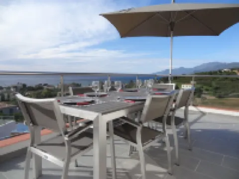 Superb 3-room apartment with view of the sea, mountains & vineyards
