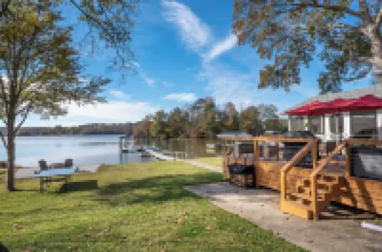 ✨New to VRBO✨ Lakefront Getaway: Fire Pit ~ Dock ~ Games ~ Family & Pet Friendly