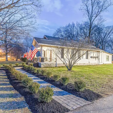 Completely Renovated Historical Cottage -- Walking distance to Downtown Franklin