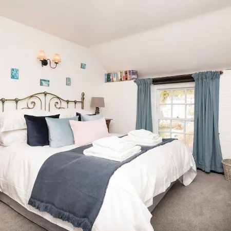 Stunning house right by the sea, spectacular far reaching sea views in Polperro