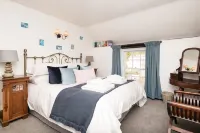 Stunning house right by the sea, spectacular far reaching sea views in Polperro