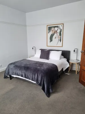 North Edge Cottage ~ Free Parking, City, Warm