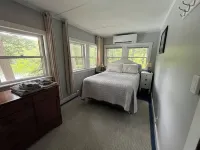 Waterfront camp on quiet part of Lake Winnisquam, dog-friendly, w/dock Hotels in Meredith