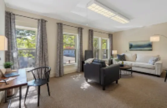 BEAUTIFUL village apt.  Walk to river, shops, eateries. Great for getaway / work Hoteles en Lysander