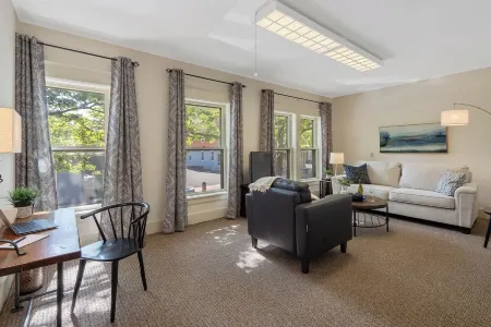 BEAUTIFUL village apt.  Walk to river, shops, eateries. Great for getaway / work