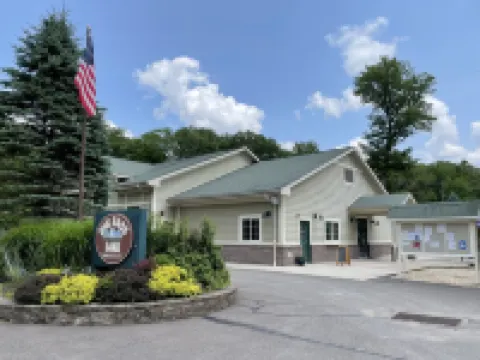 A Perfect Getaway: Hot Tub ~ Pinball ~Game Room ~ Pet Friendly ~ Remote Office