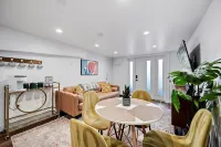 Stylish 2 bedroom Apt Steps from Tennyson/Regis