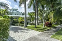 Luxury vacation resort experience. 10 min to beaches, restaurants, golf & shops.