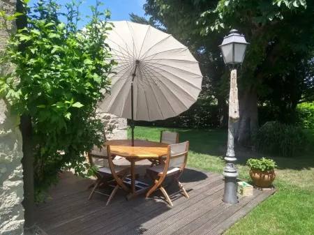 Stone house in a quiet park, 20 minutes from St Emilion and Bordeaux