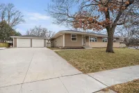 Spacious Ranch Home-5 BR, including 2 King Suites! - Bungalows
