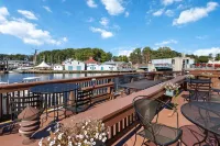 The Black Pearl: industrial condo sleeps 6, full size kitchen & scenic views!