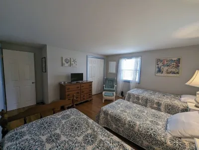 2 Bedroom, 2 Bath, 1100 sqft, sun porch, eat in kitchen, Washer/Dryer, Gas Grill
