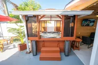 Lovely 2-bedroom loft with hot tub.