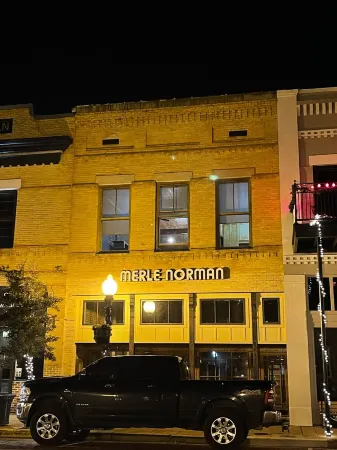 The Brick Street Suite, high ceilings, historic brick street location