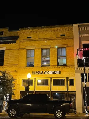 The Brick Street Suite, high ceilings, historic brick street location