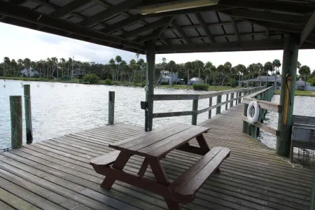 Fishing Cottage on the Indian River Lagoon 2 miles from the Ft Pierce Inlet Отели в г. Сейнт Луси