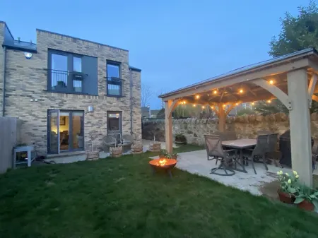 Modern Home On Outskirts Of Edinburgh With Excellent Public Transport Links Отели в г. Бонниригг