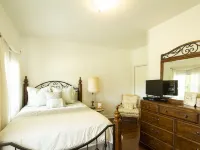 3 acre Lake, Farm Animals Petting Zoo, Horses and Horseback Riding, Room to roam Hotels in Lincoln Township