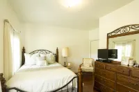 3 acre Lake, Farm Animals Petting Zoo, Horses and Horseback Riding, Room to roam