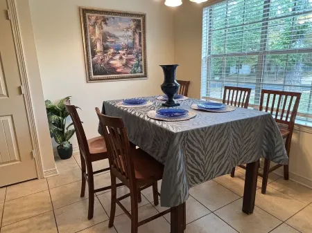 BestStays@Sapphire- a Duplex Near Hospitals large groups ok.TVs in all rooms Отели в г. Тилер